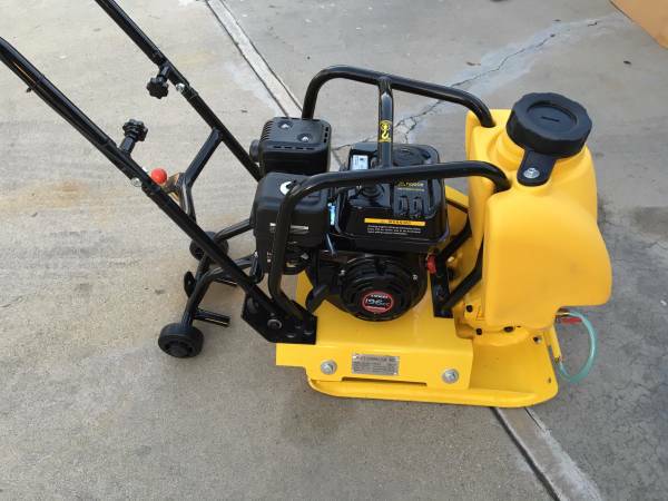 vibratory PLATE COMPACTOR GAS 6.5HP W/ 5 GAL WATER TANK - Image 2