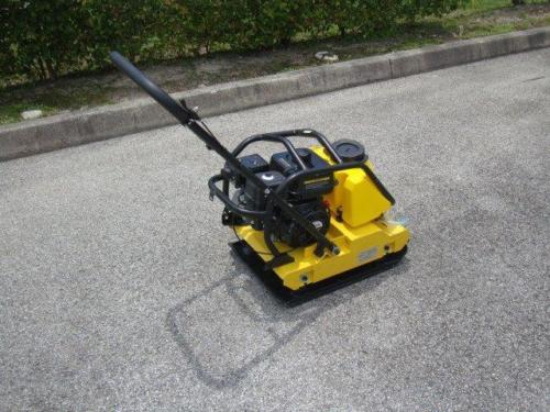 vibratory PLATE COMPACTOR GAS 6.5HP W/ 5 GAL WATER TANK - Image 3